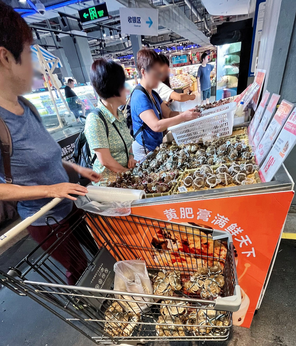 三千“蟹山”一日售空 港人挤爆盒马抢购大闸蟹