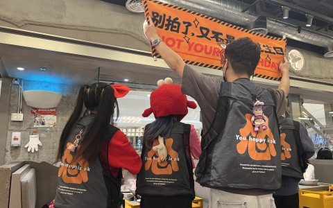 我在火锅店打工，还得会跳舞