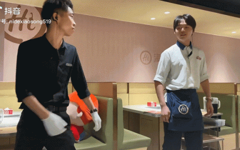 帅哥员工齐跳科目三，社会摇成了海底捞的新流量密码