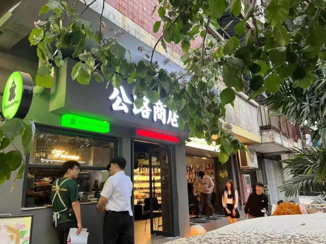 公路商店将开放加盟，“站着喝酒”如何成了一门好生意？