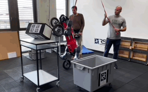 10亿融资的背后，90后CEO如何撬动智能机器人未来？