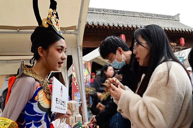 理发店连夜改成麻辣烫，全国吃货“捧花”天水麻辣烫，吃不起可“麻辣贷”