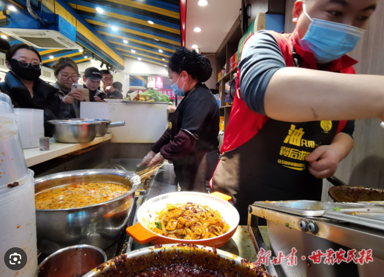 理发店连夜改成麻辣烫，全国吃货“捧花”天水麻辣烫，吃不起可“麻辣贷”