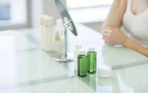 珀莱雅：业绩逆袭抵不过董监高疯狂减持下一步向左还是向右？