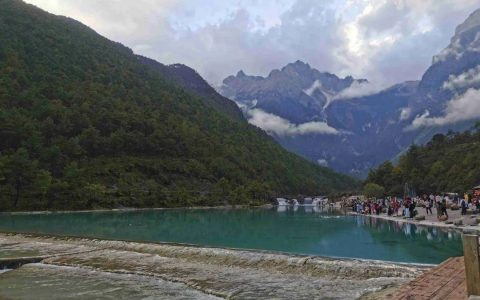 旅行博主，困在围城