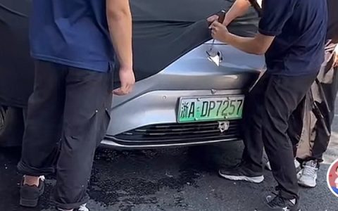 女子称公司新买的极狐载客时自燃：厂家第一时间盖黑布、撬车标